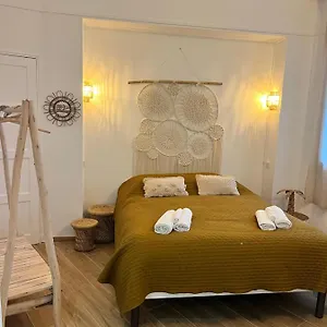 https://cassis-charmant-appart-en-face-de-la-plage.fr-provencehotel.com